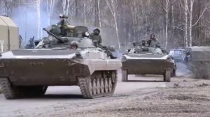 В КЛУБАХ МУЗЫКА ГРЕМИТ