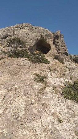 Спускаюсь из красивого грота Эолова АРФА на Чёрном море в Судаке