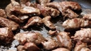 Говядина в казане с помидорами