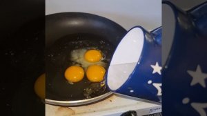 позавтракаем🍳🥚,вот такой у меня лайфхак для идиальной яичницы