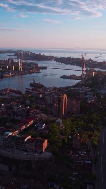 Он будто парит над водой. Только в эти минуты Владивосток раскрывает свою главную тайну смотреть онлайн