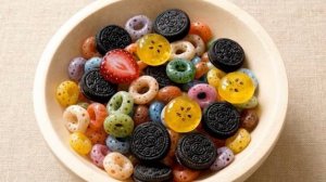 АСМР! НАСЫПАЕМ КРИСТАЛЬНЫЕ ХЛОПЬЯ! ЗВУКИ ШУРШАНИЯ СЛАДОСТЕЙ  🥣🍬