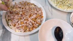 Салат с фасолью и копчёной курицей