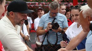 Овечкин раздал автографы на "коробке" своего детства в Москве