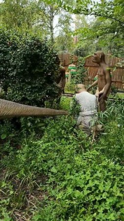 В ПАРКЕ ДИНОЗАВРОВ.