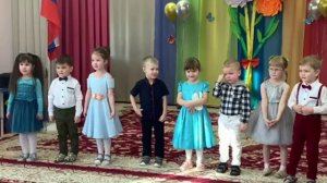 8 марта поздравляет средняя группа