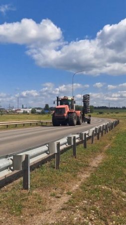 Большой трактор едет пахать в поле