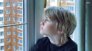 Неймоверно трогательная история мальчика, который не может поехать к бабушки и дедушки.