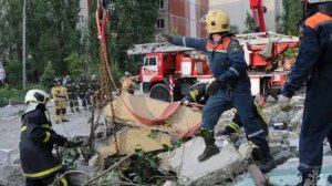 В разборе завалов на месте взрыва газа в доме в Саратове задействовано около 400 сотрудников МЧС