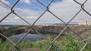 Смотровая площадка на скале. Тропа на горе в лес. История на лестнице. Заброшка больница.