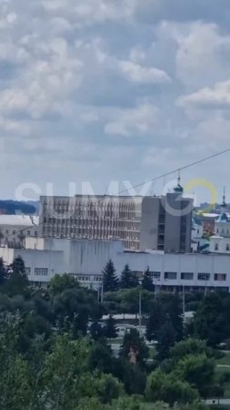 Дрон-камикадзе «Герань-2» атаковал здание ОВА (областной военной администрации) в Сумах.  Военны...