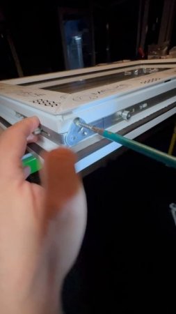 Показываем момент установки узкой угловой передачи с предустановленной  пластиной PLD.