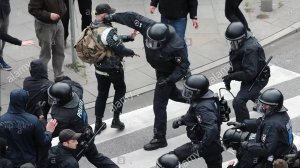 13.1Des images très choquantes! - - Un policier qui donne de nombreux coups de poing au visage