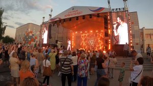 День района в Войсковицах Обзор концерта с участием Дениса Клявер