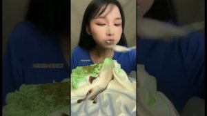 АСМР/Поедание крем-торта со вкусом матча на камеру/ASMR/Мукбанг