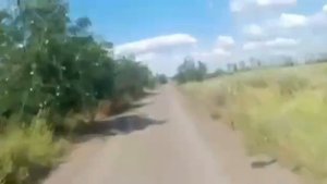 Украинский FPV-дрон упал прямо перед российским штурмовиком и не взорвался. ПОВЕЗЛО...