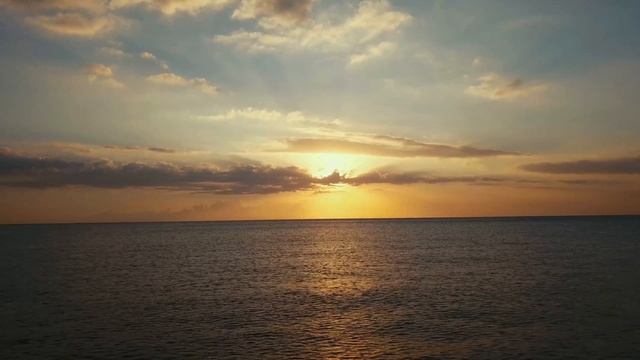 Вид на закат над океаном с высоты птичьего полета | Океанские волны видео под спокойную музыку смотреть онлайн