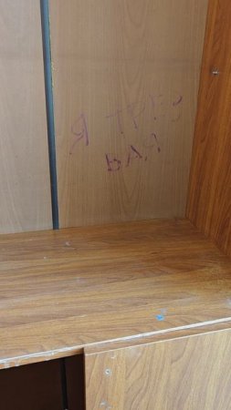 Когда нет желания расставаться с мебелью, однако цвет не подходит к стенам, еë можно перекрасить.