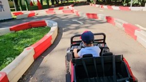 Катаемся на машинках в автогородке