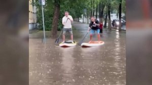 Люди передвигались по улицам на лодках. Ливни размыли дороги и затопили дачные участки в Беларуси
