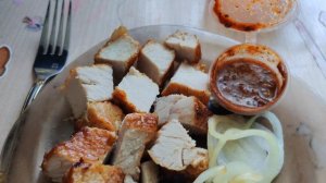 ем шашлык на обед, счастливая деревенская жизнь