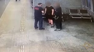 ‼️На станции «Матвеевская» двое подростков решили покурить, но охранник был против‼️