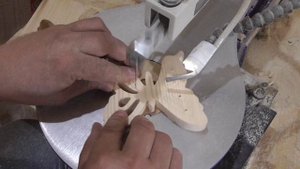 Бабочка из дерева вырезанная на лобзиковом станке