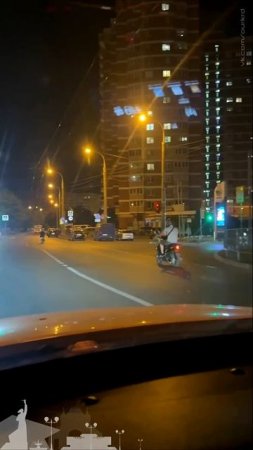 В Краснодаре подростки на мопедах устраивают ночные поездки, создавая шум и угрожая безопасности..