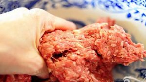 Говядина с картофелем-фри и соусом