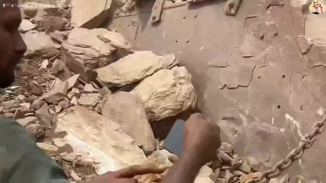 Строительство, дробление щебёнки