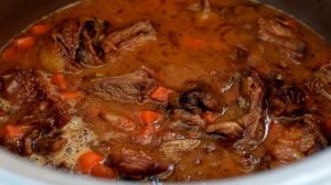 Говядина, тушенная с зеленым горохом