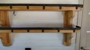 Кухня из массива дерева под старину с легкой брошеровкой, мойкой и плитой.