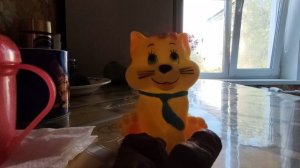 Играем в детского резинового котенка для малышей в деревне