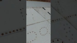 Памятник самолёту як-40 которая стоит в городе Югорск