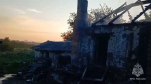 Двое детей погибли в пожаре в хуторе Ивановка Миллеровского района. Девочки 6 и 19 лет не выбрались.