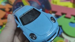 играем в детскую голубую машинку