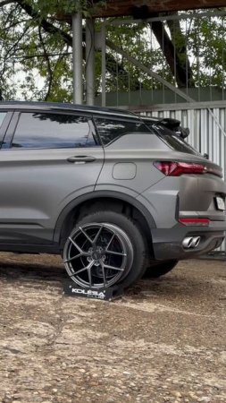 Geely Coolray на примерке дисков в 19-ом диаметре