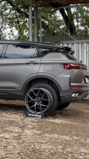 Geely Coolray на примерке дисков в 19-ом диаметре