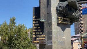 Город Волгодонск - памятник комсомольцам мне показался в ужасном состоянии. Может, уже ремонтируют