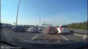 На МКАДе водитель белого "Хавала" покинул место ДТП, но не смог уехать далеко из-за поломки китайца