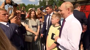 Путин неожиданно вышел к людям на Дворцовой площади Петербурга и тепло с ними пообщался