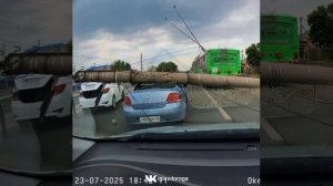 Упал столб на авто