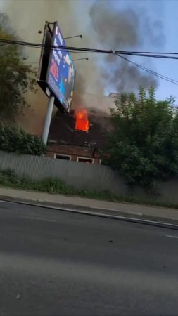 🔥В посёлке Восточный в Москве на улице Главная загорелся частный дом🔥