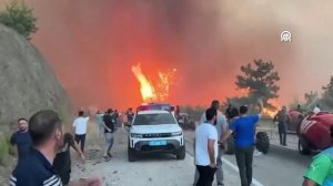 Огонь подошёл вплотную к жилым районам города Бурса, Турция.