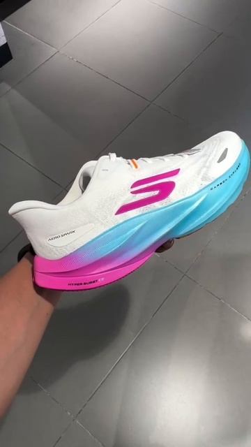 Спортивная модель Skechers Aero Spark смотреть онлайн