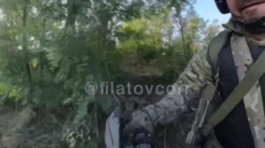 Филатов опубликовал видео, где вражеский FPV-дрон атаковал во время движения на мотоцикле. Атака, к