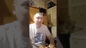 Кушаю вкусный торт . И смотрю интересное кино . Конечно же пью чай .