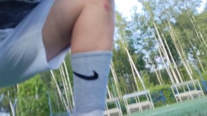 мы с Даней играем в футбол и выполняем челендж