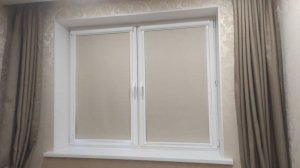 Бежевые кассетные рулонные шторы BLACK-OUT в спальне для полноценного отдыха и сна. Стильный декор.