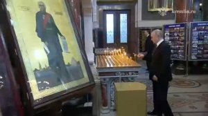 Путин посетил Морской собор Святителя Николая Чудотворца в Кронштадте.